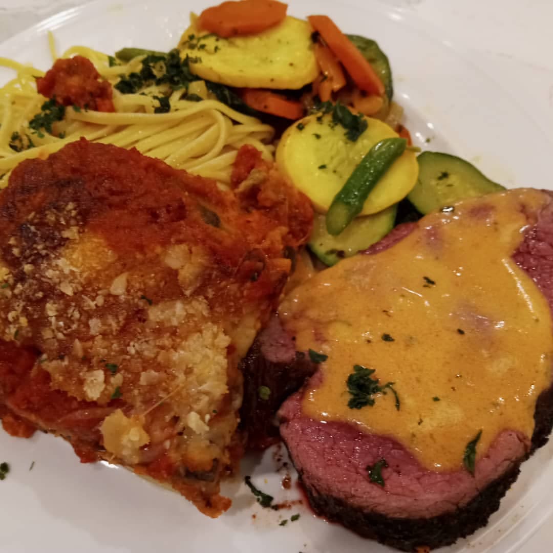 Unique Luxury Catering & Event Planning provides an upscale experience for home entertaining. We allow you to enjoy your guests more freely while we create the dining experience. A gourmet delight from a carefully chosen menu design is prepared right in your own home by our chef and graciously served by our staff.